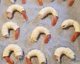 Foto del passaggio 2 della ricetta Gamberoni in pasta sfoglia con semi di papavero