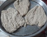 Foto del paso 3 de la receta: Milanesa de berenjena con queso, tomate y orégano