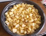 Foto del paso 3 de la receta Bizcocho suave con cubierta de manzanas, de azúcar, de canela y de nueces