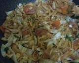 Foto langkah ke 6 dari resep Kwetiaw goreng(sosis, telur)(simple&enak).