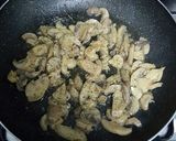 Foto del paso 4 de la receta: Tiburones salteados con champiñones y pollo en salsa de tomate