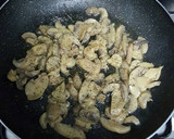 Foto del paso 4 de la receta: Tiburones salteados con champiñones y pollo en salsa de tomate