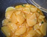 Foto langkah ke 4 dari resep Spanish omelette (potato omelette).