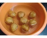 A picture of step 4 of Dahi wada.