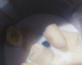 A picture of step 3 of Banana smoothie.