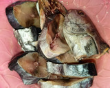 Foto langkah ke 1 dari resep Ikan Tongkol Bumbu Kuning Pedas.