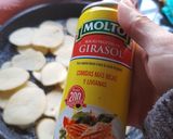 Foto del paso 4 de la receta: Carne al horno con papás y salsa de verdeo