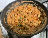 Une image de l'étape 26 de Poulet aux cacahuètes, carottes, tomates et épices.