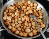 A picture of step 3 of Spicy masala Makhana.