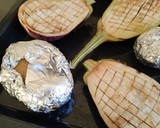 Foto del paso 1 de la receta: Berenjenas rellenas de aprovechamiento 🍆🦪🍗