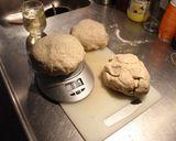 Foto del paso 2 de la receta: Panes Racinguistas, de tres tipos de harina, grasa cerdosa, sal y muchos hertz (onda y de la buena)