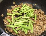 รูปขั้นตอนการทำที่ 4 ของ หน่อไม้ฝรั่งผัดหมูสับ