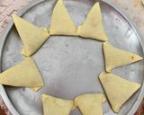 आलू की तिकोनी कचौड़ी (aloo ki tikoni kochori recipe in hindi) रेसिपी चरण 6 फोटो