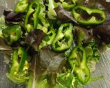 Foto del paso 1 de la receta: Ensalada de brotes tiernos, aguacate y huevo duro