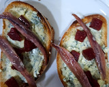 Foto del paso 4 de la receta: Tosta de queso azul, tacos de guayaba y anchoas