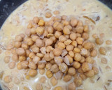 Foto del paso 6 de la receta: Garbanzos al curry con gambones y salmón sobre leche de coco
