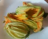 Foto del passaggio 1 della ricetta Risotto ai fiori di zucca e zucchine