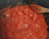 Foto del paso 3 de la receta: Garbanzos con tomate frito y frankfurts