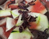 Foto del paso 1 de la receta: Agua saborizada de cáscaras de sandía y flores de hibiscus