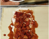 Foto del paso 8 de la receta: "The Mummy". Hojaldre relleno de queso fresco y fresas con miel