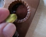 Foto del paso 3 de la receta: Bombones de chocolate casero con corazón de pistacho 💚 de la película Chocolat 📽