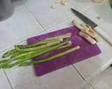 Foto langkah ke 2 dari resep Tumis Asparagus Saus Tiram.