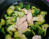 Foto del paso 2 de la receta: Pechuga de pollo con brócoli en salsa de limón