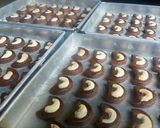 Foto langkah ke 3 dari resep Kue Coklat Mede.