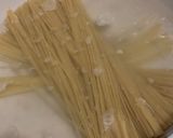 Foto langkah ke 2 dari resep Spaghetti Aglio e Olio Tuna dengan Daun Ketumbar.