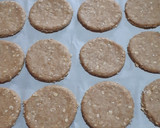 Foto del paso 3 de la receta: Tapas de alfajor (harina integral, almidón de maíz, avena, stevi