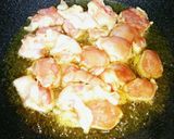 รูปขั้นตอนการทำที่ 3 ของ กะเพราผัดแห้งไก่ทอดไส้กรอกกรอบ
