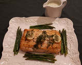 Foto del paso 7 de la receta: Salmón al horno, espárragos verdes y salsa de yogur, pepino y eneldo