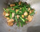 Foto langkah ke 4 dari resep Tumis daun bawang dan tahu.