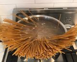Foto del paso 1 de la receta: Spaghetti con gulas y sepia