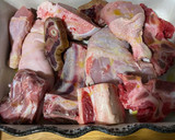 Foto del paso 1 de la receta: Caldo de huesos horneados