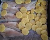 Foto del passaggio 5 della ricetta Branzino al Limone con Patate e Zucchine 🍋🥒