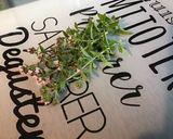 Une image de l'étape 2 de Salade de tomates cœur de bœuf,parmesan,fleurs et feuilles de basilic.