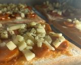 Foto langkah ke 4 dari resep Ide Bekal Easy Peasy: Pizza Roti Tawar.