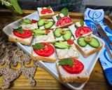 صورة لخطوة 6 من وصفة مقبلات توست بالجبنة 🍞🍅🥒