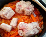 Foto del paso 3 de la receta: Rabo de toro guisado con manzanilla y setas