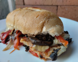 Foto del paso 7 de la receta: Sándwich🧅🥖🌶️de champiñones con pimiento, cebolla y salsa bbq🧀🍯🍄