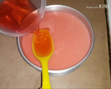 Foto del paso 4 de la receta: Gelatina de lechera con fresas encapsuladas!!!