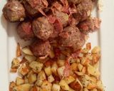 Foto del paso 8 de la receta: Albóndigas de cerdo a la panceta con papas crocantes