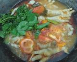 Foto langkah ke 4 dari resep Asem Asem Pedas Ceker Kemangi Khas Nganjuk.
