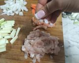 Foto del paso 1 de la receta: Fideos de arroz con verduras pollo y gambas 🫑🥑🍗🦐
