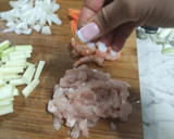 Foto del paso 1 de la receta: Fideos de arroz con verduras pollo y gambas 🫑🥑🍗🦐