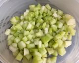 Une image de l'étape 5 de Salade de fruits aux deux melons, raisins et abricots.