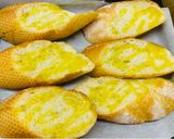 Hình bước làm 3 của món Crostini - bánh mì nướng cà chua phô mai kiểu Ý siêu dễ!