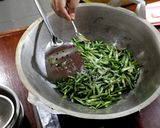 Foto langkah ke 3 dari resep Tumis Kering Kacang Panjang.