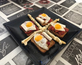 Foto del paso 2 de la receta: Huevos de coodorniz en tostadas y pimientos asados